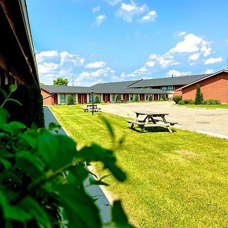 Festival Courtyard Inn ストラトフォード エクステリア 写真