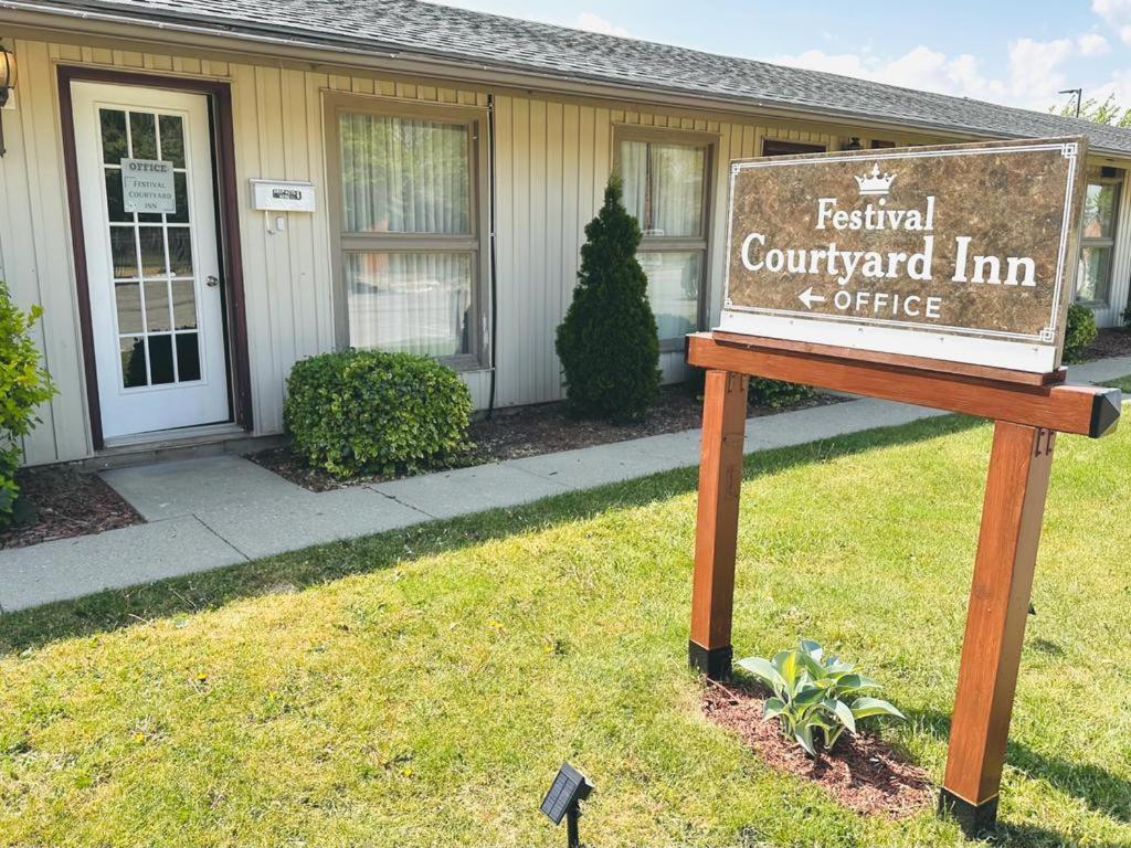 Festival Courtyard Inn ストラトフォード エクステリア 写真